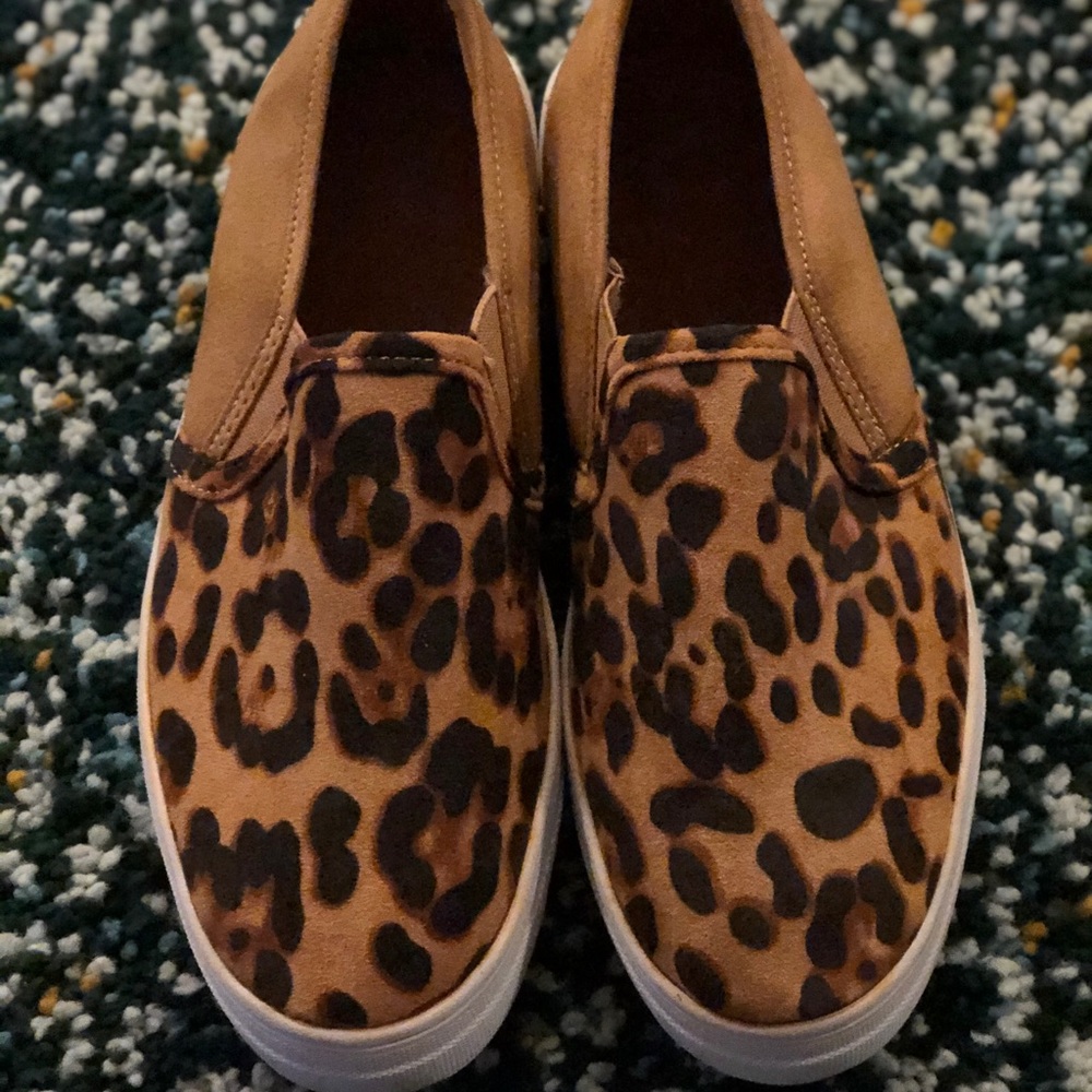 Brand new never worn. Platform flat